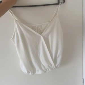 New Yorker vit topp - Jättesöt topp från New Yorker! Super bekväm o super snygg ❤️