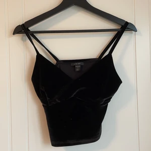 Sammets linne!  - Ett svart linne i samett! 