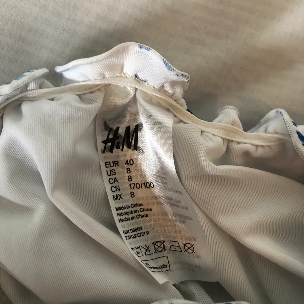 Denna fina bikiniunderdelen är ifrån H&M och är i storlek 40. Det är inte använd mycket alls och i bra skick. Köparen står för frakten och hör gärna av dig vid intresse. 💞. Övrigt.