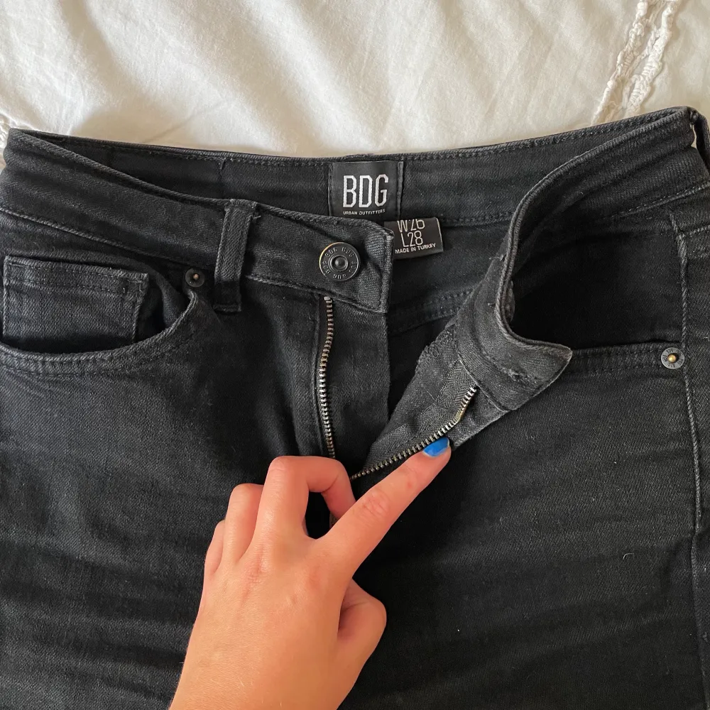 Svarta utsvängda jeans som är köpta på urbanoutfitters. BDG jeans med storlek 26 i midja och 28 i längd. Motsvarar 34/36 i storlek. Högmidjade.. Jeans & Byxor.