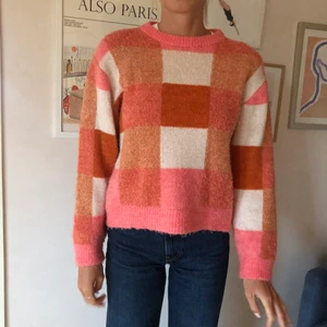 Stickad tröja - Rutig stickad tröja från Ginatricot