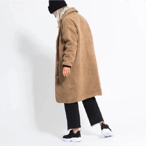 kappa - SVART kappa från lager157, aldrig använd. Endast klippt av lapparna, så i oanvänt skick. ✨ Nypris 400kr, djur finns i hemmet. Köparen står för ev frakt, billigare vid snabb affär. Storlek XS/S men lite stor i storlek så passar även M