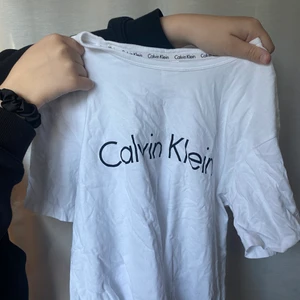 Calvin Klein t shirt - Vit Calvin Klein t shirt med tryck på bröstet. Storlek XS men rätt stor i storleken. Köp för 499kr. Använd fåtal gånger. Skrynklig då den är nytvättad men stryks innan den skickas. Skriv för mer information eller bilder ☺️