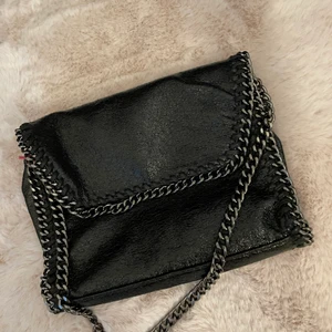 Snygg väska - Axelväska, kedjan kan göras längre!! Använd max 3 gånger, super snygg!!!