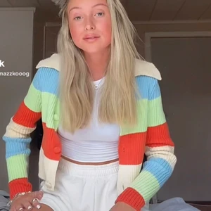 Zara kofta!! - Budgivning på min fina zara kofta som tyvärr inte kommer till användning:( älskar färgerna och passformen på den🤩 köp direkt 250kr eller bud ifrån 100kr i kommentarerna!🥰 (köparen står för frakten) ❤️