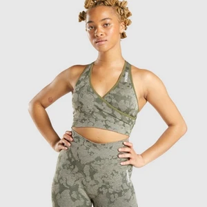 Gymshark bh  - Säljer min camo bh från gymshark då jag tyvärr inte använder den, det är bättre om någon annan får användning för den☺️  Det finns inga defekter eller tecken på slitningar på den då jag bara har använt den två gånger. Orginal pris: 500kr + 50kr frakt  Säljer för: 200kr + 48kr frakt  (Vill du köpa med shortsen blir priset 550kr) 