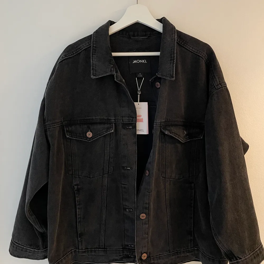Jeansjacka från Monki i modell oversize. Jag är vanligtvis en S men köpte M för ännu mer oversize. Köpt ca 2 månader sedan, aldrig använd (glömde returnera). Nypris 500 kr. . Takit.