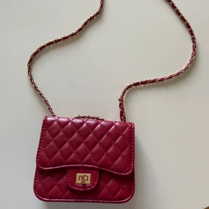 Axelväska - Säljer denna röda väska då den inte kommer till användning längre💕 