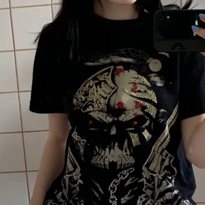 Ed hardy T-shirt  - Säljer pga att tshirten inte kommer till använding. Haft på mig tröjan två gånger.