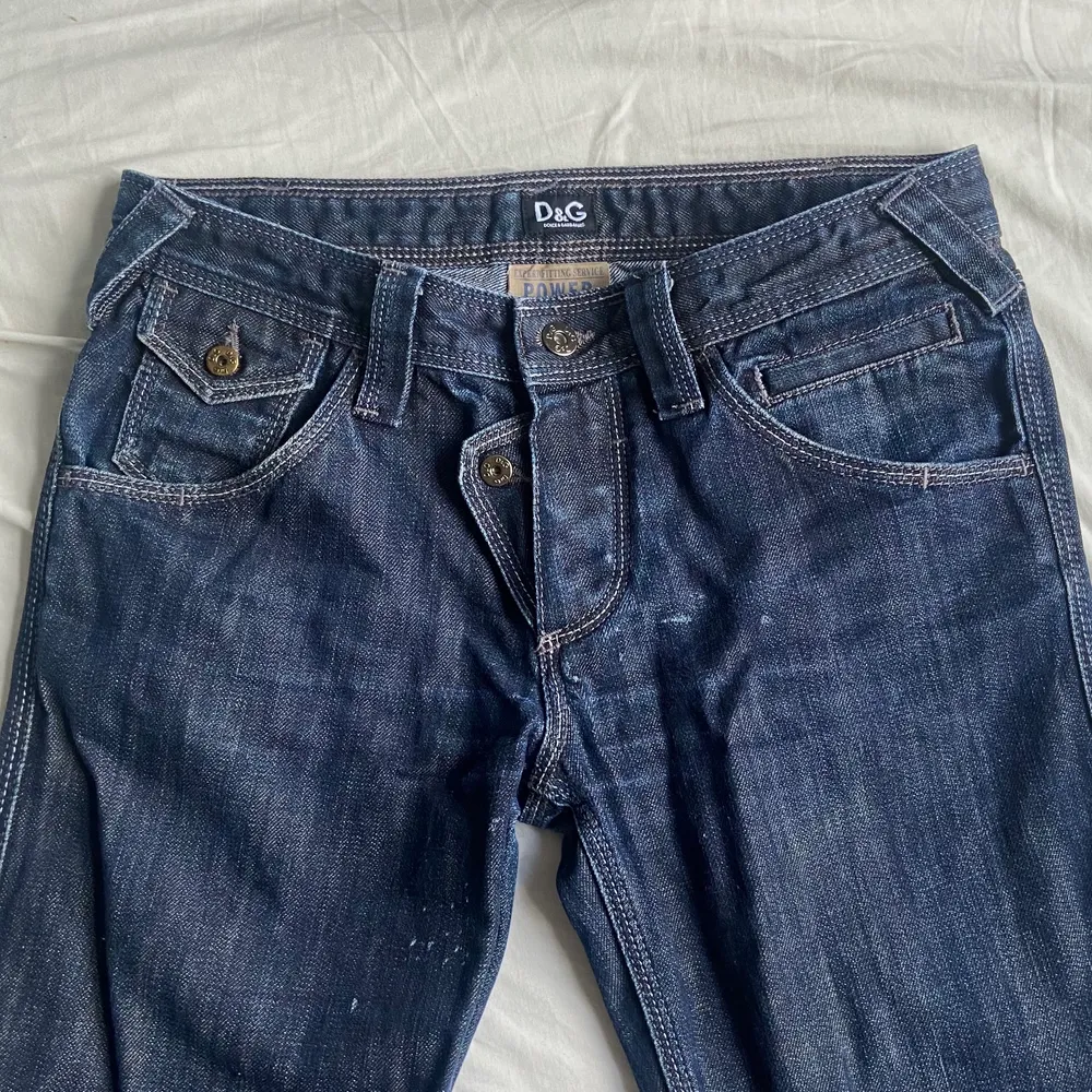 dolce gabbana jeans, bra skick förutom nåra vita stains men syns knappt. skickar gärna fler bilder. Jeans & Byxor.