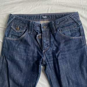 dolce gabbana jeans, bra skick förutom nåra vita stains men syns knappt. skickar gärna fler bilder
