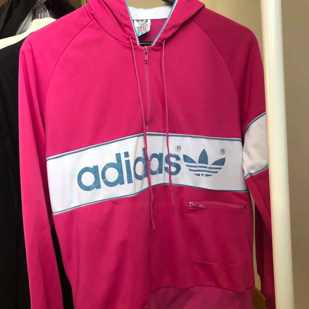 En rosa vintage Adidas jacka med kort dragkedja vid halsen och luva 💓💓 . Hoodies.