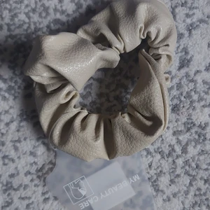 Ny skinn scrunchie  - 15kr köparen står för frakten