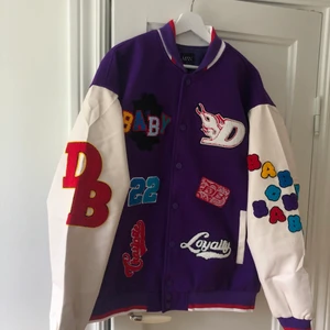 BASEBALL / COLLEGE JACKA - Vill nu sälja en av mina finaste plagg, köpt för 600 kr, buda på!! 