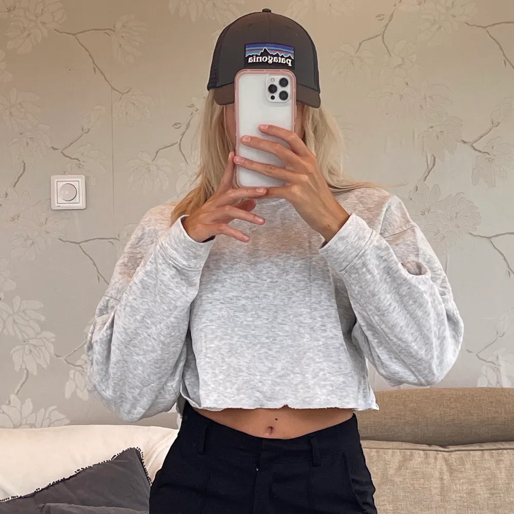 en supersnygg croppad grå sweatshirt som är köpt på Zara, säljer den då den tyvärr inte kommer till användning för mig längre🤍  storlek: S  kan mötas upp i Falkenberg eller skicka mot 66kr i fraktkostnad🚚. Toppar.