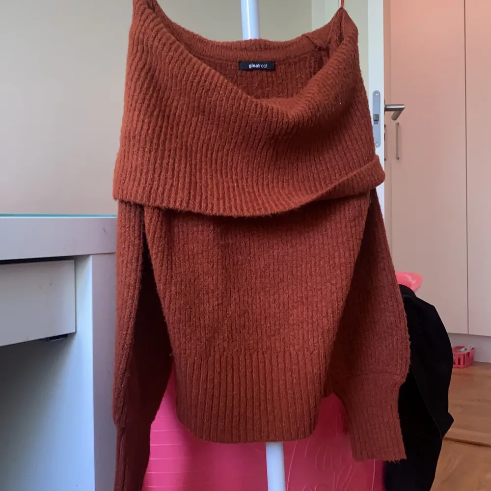 Super söt och mjuk rost/orange/brons färgad stick tröja ifrån Gina Tricot. Strl S men eftersom den är lite oversize så passar den XS-M beroende på hur tight man vill den ska sitta. . Stickat.