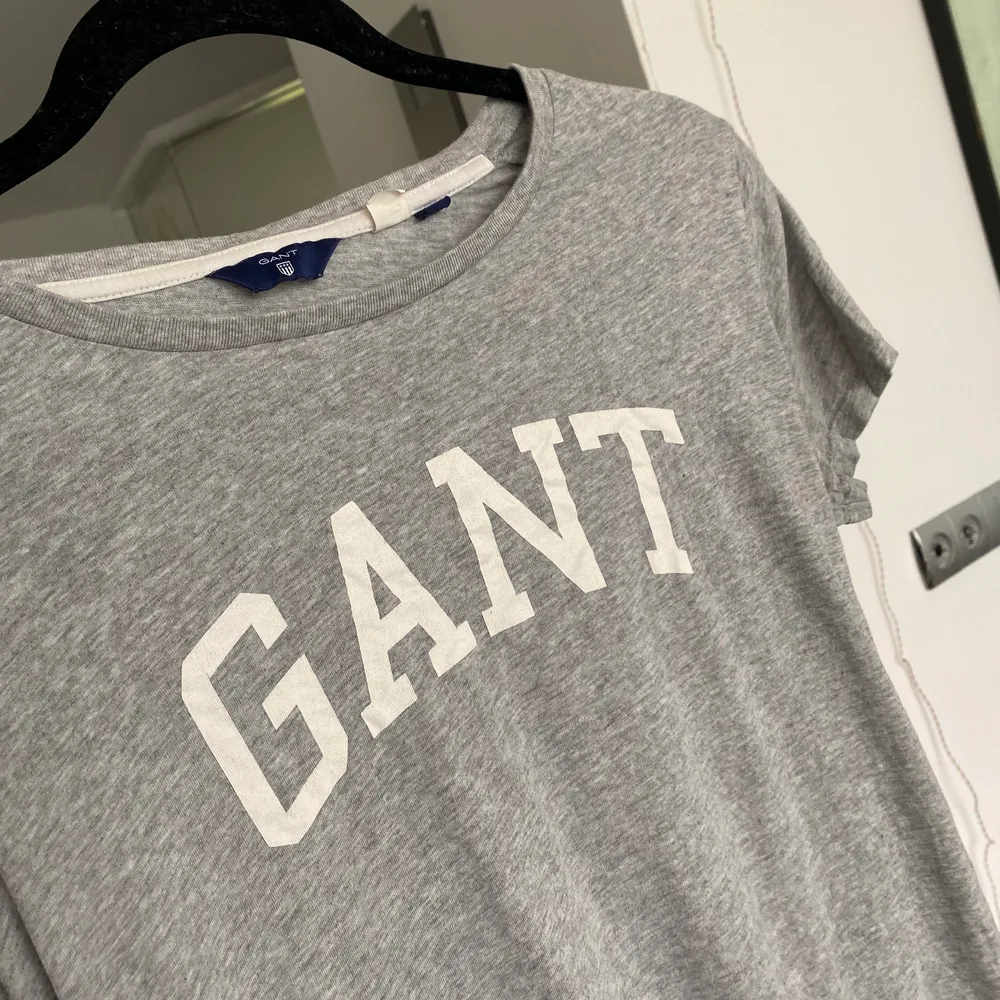 Grå T-shirt från Gant med logga på bröstet. Väldigt bra skick. Storlek S. Nypris: 400 kr. Säljes för 150 kr men pris kan diskuteras vid snabb affär . T-paidat.