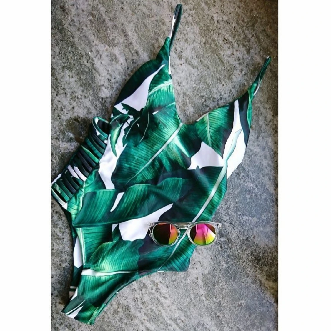 Baddräkt med monstera mönster