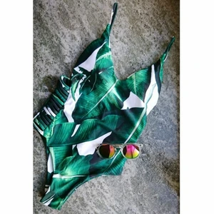 Baddräkt med monstera mönster - Stl S, Aldrig använd. Endast prövad, pris går att diskutera!