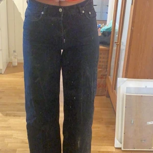 Medelmidjadw svarta vida jeans - Junkyard jeans wide leg i strl 29, använda ett fåtal gånger. Säljer pågrund av att de är för korta för mig. 