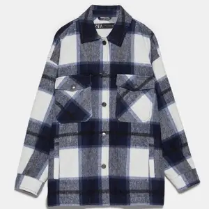 Populär skjortjacka från zara, sparsamt andvänd🤍buda på eller köp direkt för 150