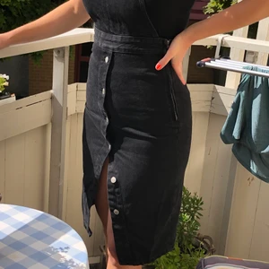 Jeansklänning från Topshop - En snygg hängsle-klänning i jeans material som jag köpte på topshop i USA! Originalpris 800 kr, säljer för 300. Säljer eftersom den är lite för liten på mig, storlek 36. Den har en dragkedja på sidan som man zippar upp. Möts helst upp i Göteborg, vid leverans tillkommer frakt!💓