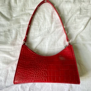 Liten väska - Jättefin väska från pull and bear som tyvärr inte kommer till användning längre🤍 Den är i väldigt bra skick! Pris kan diskuteras🥰