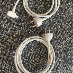 Apple dator förlängningssladd  - Apple dator förlångningsladd, priset är styck! Tror frakten är 24kr / per sladd o 48 för båda sladdarna