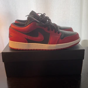Air Jordan 1 Low Reverse Bred - Storlek 44.5, har använts en gång, köpt ifrån sneakershyllan för cirka ett år sen, kommer med låda