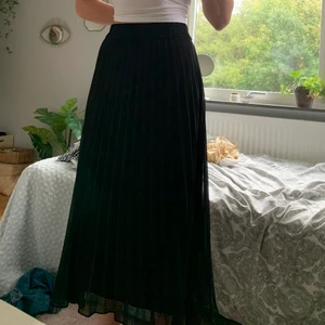 Svart lång kjol - Sitter väldigt tajt i midjan 