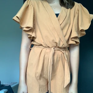 Shortsdress - En super gullig shortsdress. Lite finare men går bra vid alla tillfällen. Ganska ny och i super bra skick, använd 1 gång. Har en liten urringning som går att öppna upp och knäppa med en lite knapp. Säljer pga för liten för mig😋 EUR 152 11/12 år. Pris inklusive frakt 📦 