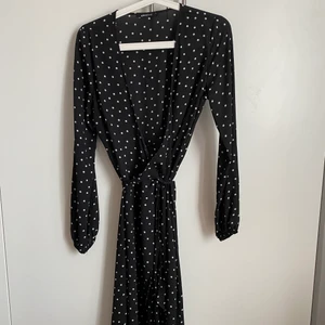 Omlottklänning stl. S - Tunn, omlott-tunika fr. Gina Tricot stl. S. Använd ca 2 ggr, mycket bra skick!