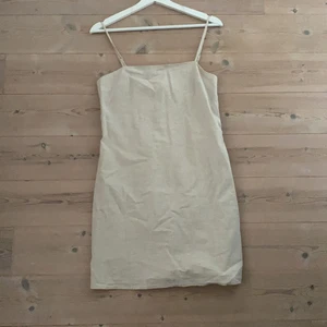 Beige klänning - Klänning i linne i en beige nyans. Från HM o i strl 36🥰