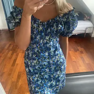 Så fin klänning från Gina i mörkblå med blommor på. Säljs inte längre. storlek 34, passar mig perfekt med 36💖💖 kolla gärna in mina andra annonser🥰