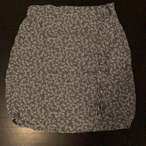 Blommig kjol - En blommig kjol från Nelly. Storlek 40 men sytt in den lite då den var lite stor så skulle passa en 36-38. Riktigt härligt material