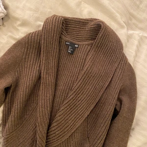 Brun kofta  - Supermysig brun kofta från H&M. Finns inte att köpa i butik längre. Storlek S 💘