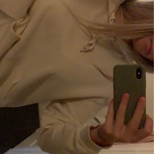 Beige hoodie - En beige hoodie från Monki, lite overaized! 