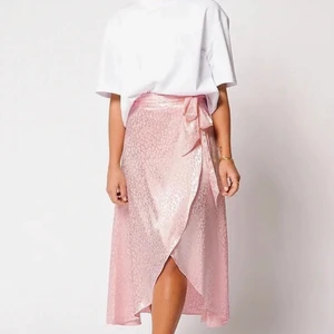 Hanna schönberg omlottkjol - Rosa leopardmönstrad omlottkjol från Hanna schönbergs kollektion för nakd. Superfin men kommer inte till användning då det inte riktigt är min stil💕