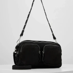 Väska - säljer denna väska! Köpt för 399 säljer för 180kr+frakt. Väskan är i bra skick !!!💓💓