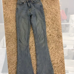 Bootcut jeans - Säljer mina bootcut jeans från Gina, färgen är ljusare i verkligen. Använd vara några gånger och är i fint skick. Dom är i storlek S och passar bra i längden på mig som är 166 cm.