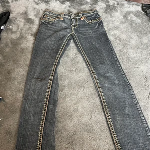 true religion byxor  - true religion byxor som är klippta längst ner för bättre fit på skorna ✨