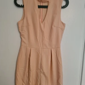 Jumpsuit persikofärgad  - Fin jumpsuit i använt skick. 