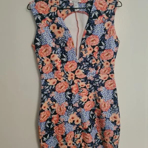 Fin mönstrad klänning från Nelly - Fin använd klänning från Nelly