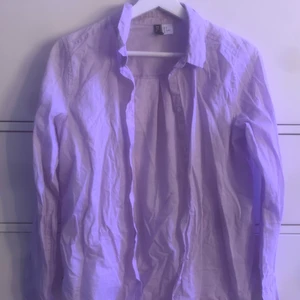 - LAVENDELFÄRGAD SKJORTA - - { köparen står för frakten, 66kr } - Ledsen att jag inte hann stryka den. Skjortan har jag använt som en blus/tröja som någon slags assesoar. Superskönt, tunnt och luftigt tyg med en fin lila ton. Är du intresserad? 💜