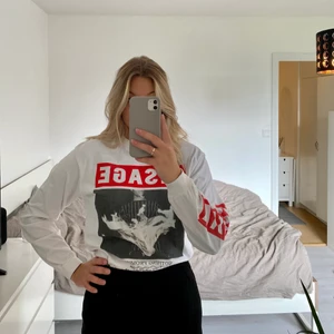 Långärmad tröja - En långärmad tröja men tryck på framsida och höger arm.❤️🤍🖤