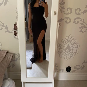 Missguided svart lång klänning med slits - En svart långklänning med slits, materialet är otroligt skönt. Helt oanvänd med lappen på. I storlek 36 från missguided. 