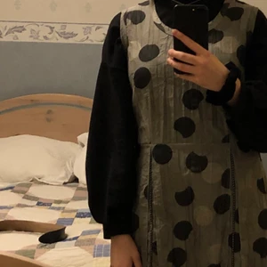 Prickig klänning från Mongul - Gullig klänning från Mongul som jag inte använder tillräckligt mycket. Nypris 800 kr, men säljer för 250 + frakt💖☀️ Buda/pruta/ställ frågor i kommentarerna👑🙏