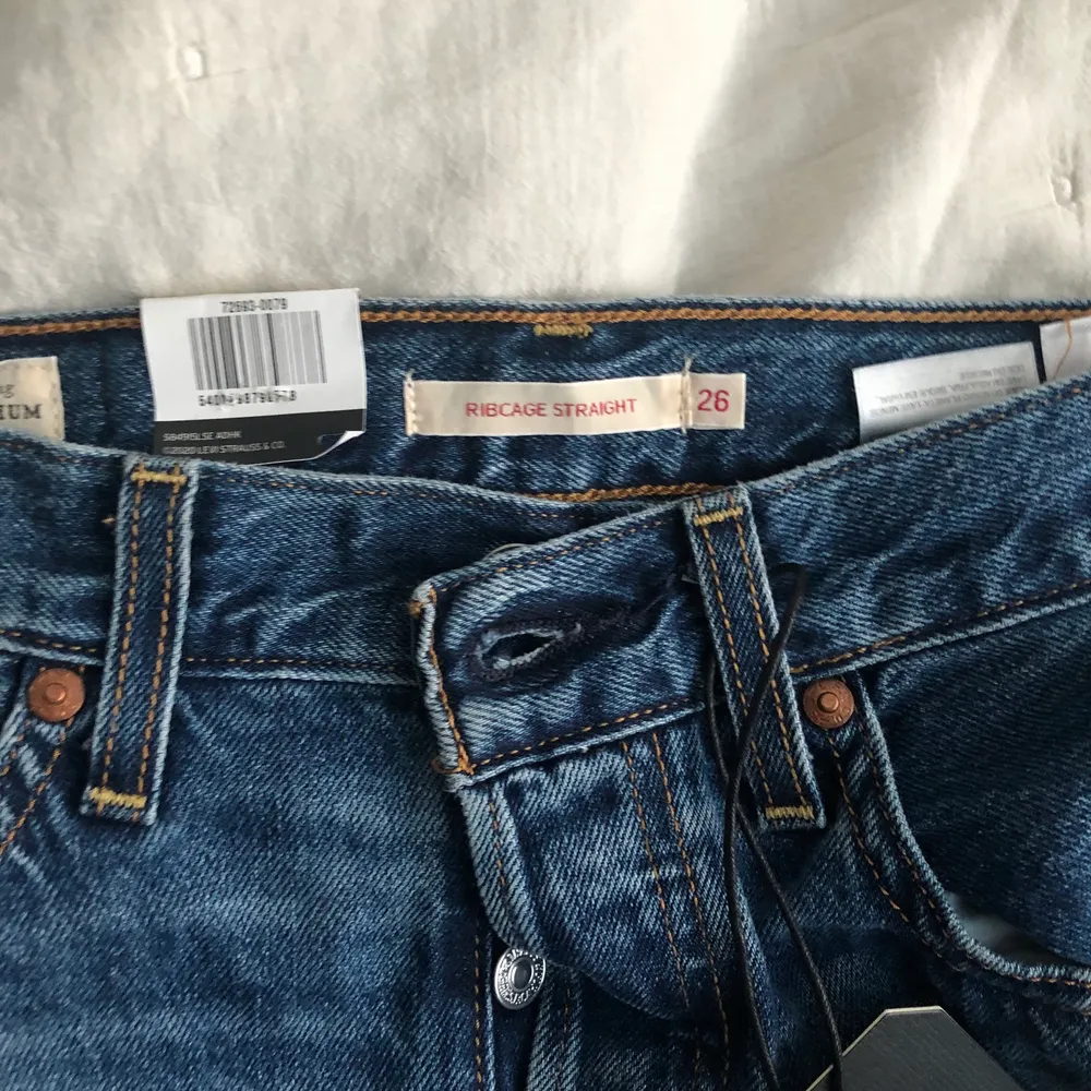 Helt oanvända levis jeans i storlek w26/l27. Mörk tvätt och hög midja, passar perfekt till hösten! . Jeans & Byxor.