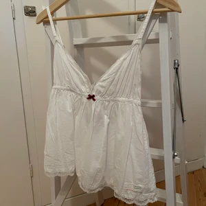 Vitt odd Molly linne - Vitt odd Molly linne. Använd tre gånger. En storlek 1 motsvarar en S, men då det endast är en resår under bysten skulle jag säga att den passar xs-m beroende på hur man vill att den ska sitta över bysten. Pris är utan frakt