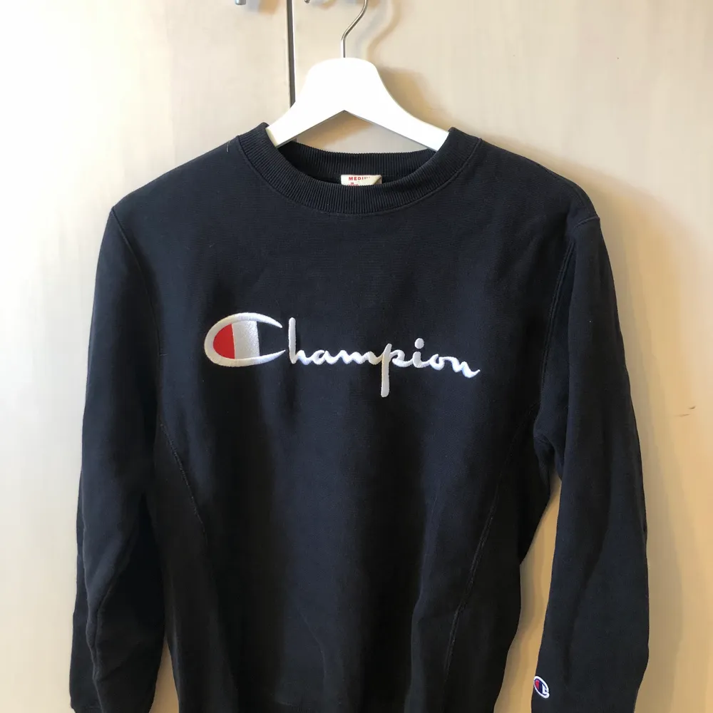 Säljer denna sweatshirt från champion. Den är i storlek M men passar även S. Köptes för 350 kr. Frakt tillkommer😊. Tröjor & Koftor.